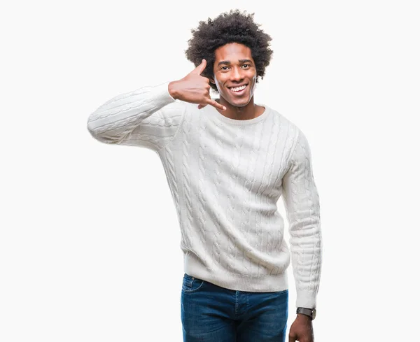 非裔美国人在孤立的背景下微笑着用手和手指做电话手势 就像在电话里聊天一样 沟通理念 — 图库照片