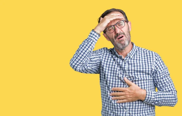 ハンサムな中年エレガントな年配の男性でメガネをかけて背景を分離した病気 インフルエンザ ウイルスの病気のための額に触れる — ストック写真