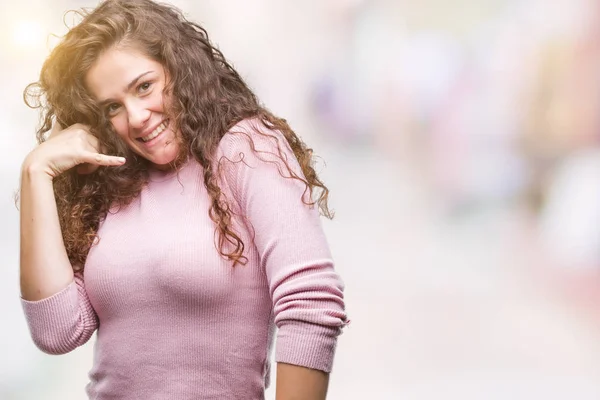 Linda Morena Cabelo Encaracolado Menina Vestindo Suéter Rosa Sobre Fundo — Fotografia de Stock