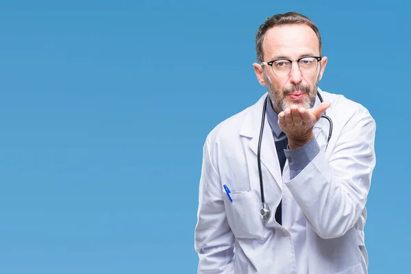 Mediana Edad Hoary Médico Hombre Vistiendo Uniforme Médico Aislado Fondo — Foto de Stock