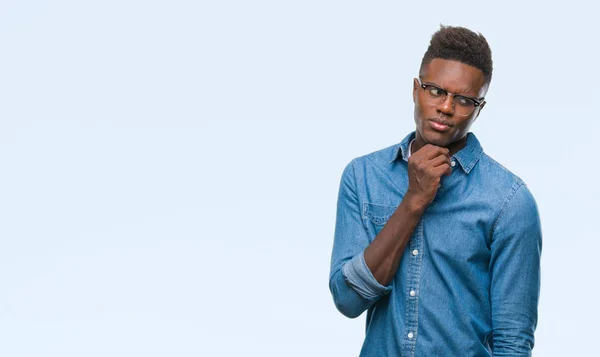 Jonge Afro Amerikaanse Man Geïsoleerde Achtergrond Met Hand Kin Denken — Stockfoto