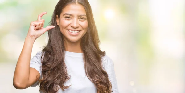 Joven Mujer Árabe Hermosa Sobre Fondo Aislado Sonriente Seguro Gesto —  Fotos de Stock