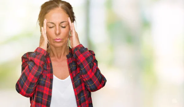 中年成年妇女穿着休闲夹克在孤立的背景与手在头上的头部疼痛 因为压力 患有偏头痛 — 图库照片