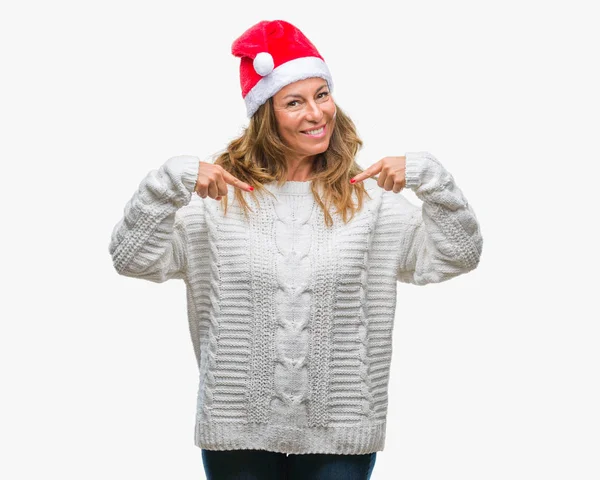 히스패닉 얼굴에 미소와 자신감 자부심과 손가락으로 자신을 가리키는 크리스마스 모자를 — 스톡 사진