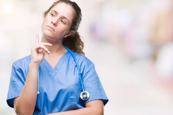 Jovem Morena Médica Menina Vestindo Enfermeira Cirurgião Uniforme Sobre Fundo — Fotografia de Stock