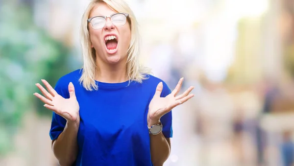 Junge Schöne Blonde Frau Mit Brille Über Isoliertem Hintergrund Verrückt — Stockfoto