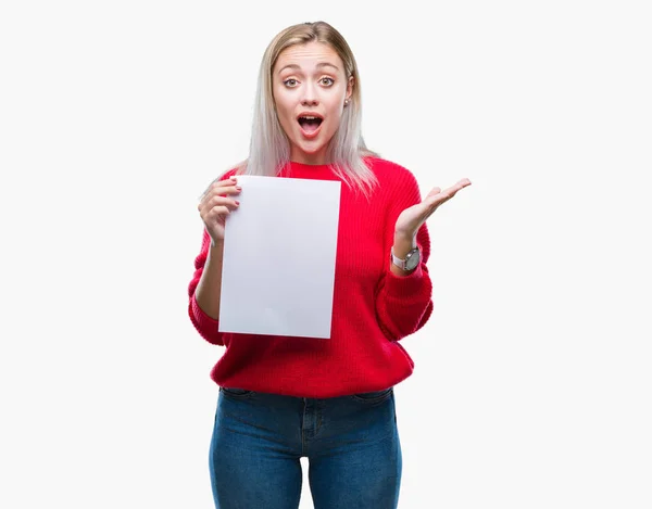 Jovem Loira Segurando Folha Papel Branco Sobre Fundo Isolado Muito — Fotografia de Stock