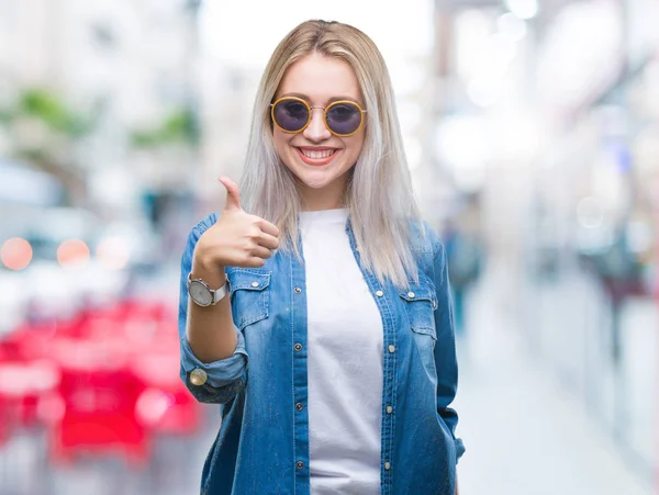 Mladá Blond Žena Nosí Sluneční Brýle Izolované Pozadí Dělá Šťastné — Stock fotografie