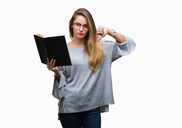 Joven Mujer Rubia Hermosa Leyendo Libro Sobre Fondo Aislado Con —  Fotos de Stock