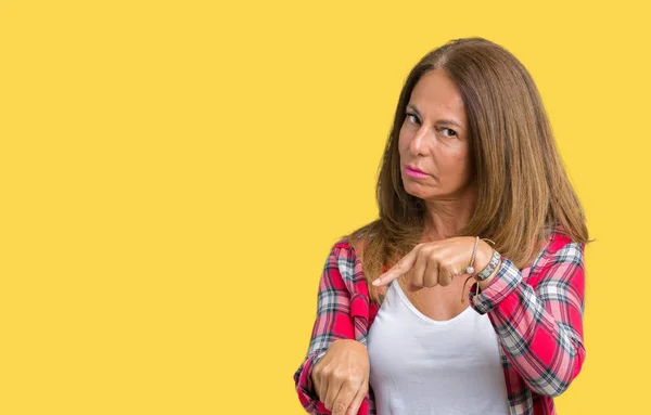 Beautiful Middle Age Woman Wearing Isolated Background Hurry Pointing Watch — Stock Photo, Image