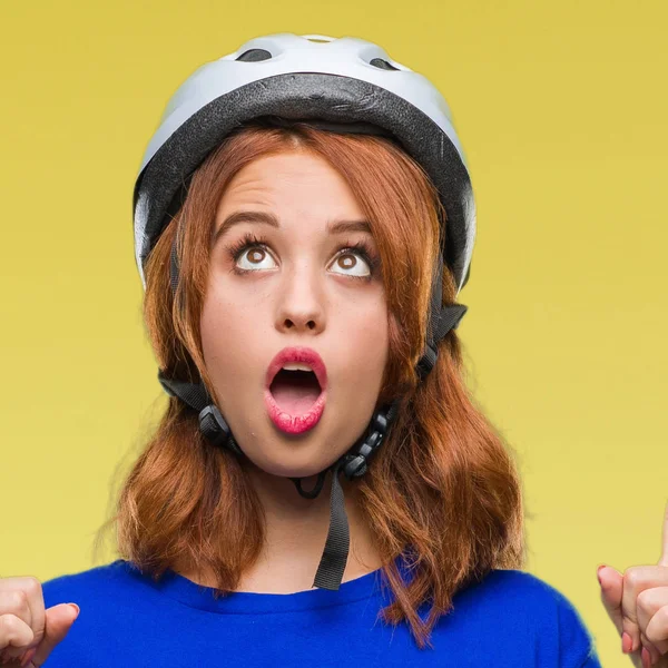 Jovem Mulher Bonita Vestindo Capacete Ciclista Sobre Fundo Isolado Espantado — Fotografia de Stock