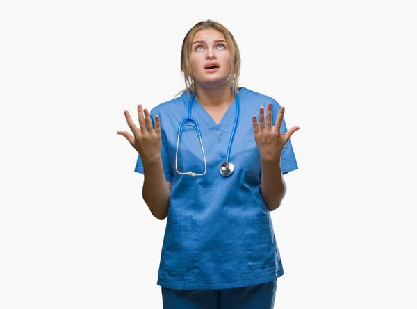 Joven Doctora Caucásica Vistiendo Uniforme Cirujano Sobre Fondo Aislado Loca — Foto de Stock