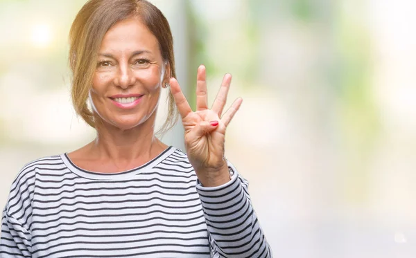 中年资深西班牙裔妇女在孤立的背景显示和指向手指数四 而微笑着自信和快乐 — 图库照片