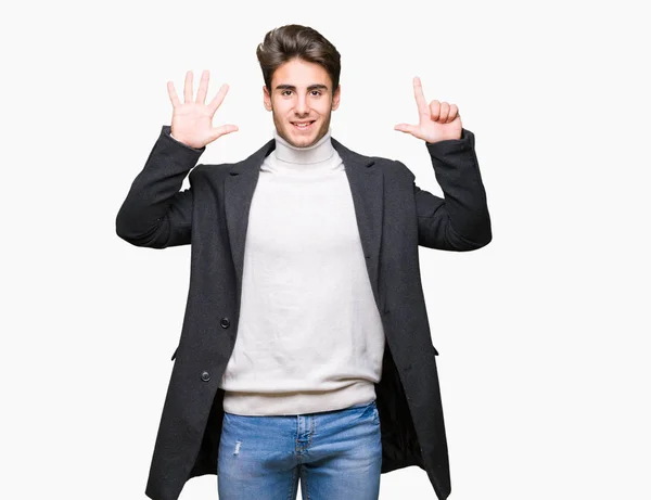 Jovem Homem Elegante Vestindo Casaco Inverno Sobre Fundo Isolado Mostrando — Fotografia de Stock