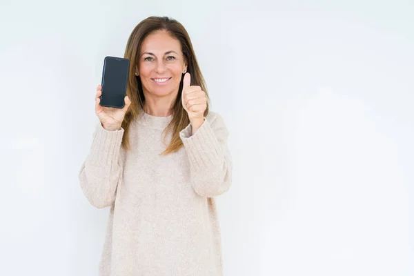 Frau Mittleren Alters Zeigt Smartphone Bildschirm Über Isolierten Hintergrund Glücklich — Stockfoto