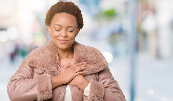 Молодая Африканская Американка Зимнем Пальто Изолированном Фоне Улыбается Руками Груди — стоковое фото