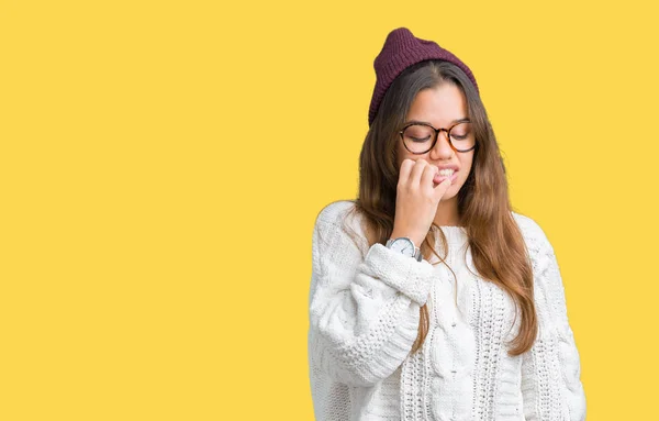 Jovem Bela Morena Hipster Mulher Usando Óculos Chapéu Inverno Sobre — Fotografia de Stock