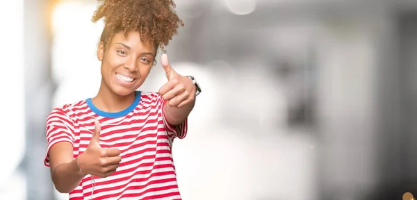 Hermosa Joven Afroamericana Sobre Fondo Aislado Aprobando Hacer Gesto Positivo — Foto de Stock