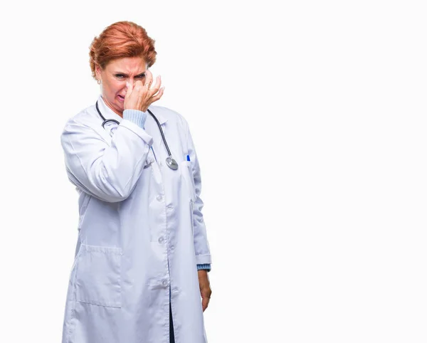 Médica Caucasiana Vestida Com Uniforme Médico Sobre Fundo Isolado Cheirar — Fotografia de Stock