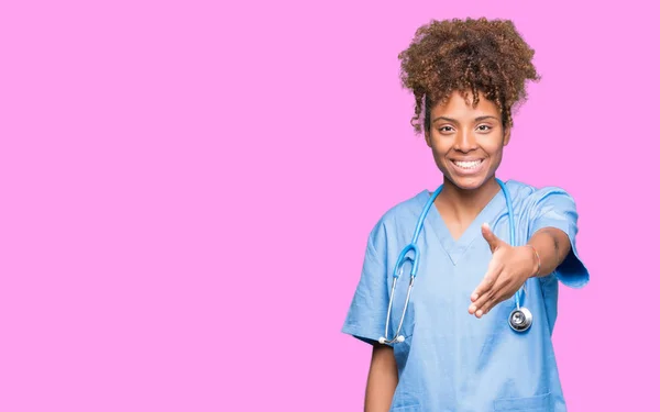 Joven Mujer Médica Afroamericana Sobre Fondo Aislado Sonriendo Amistoso Ofreciendo — Foto de Stock