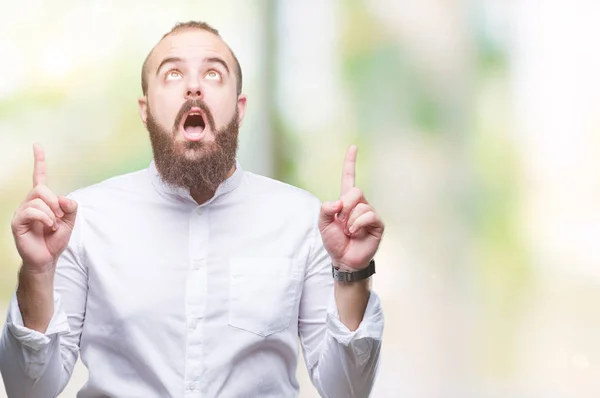 Joven Hombre Hipster Caucásico Sobre Fondo Aislado Asombrado Sorprendido Mirando —  Fotos de Stock