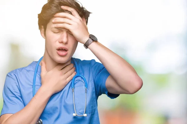 年轻的医生穿着医疗制服在孤立的背景触摸额头的疾病和发烧 流感和感冒 病毒生病 — 图库照片