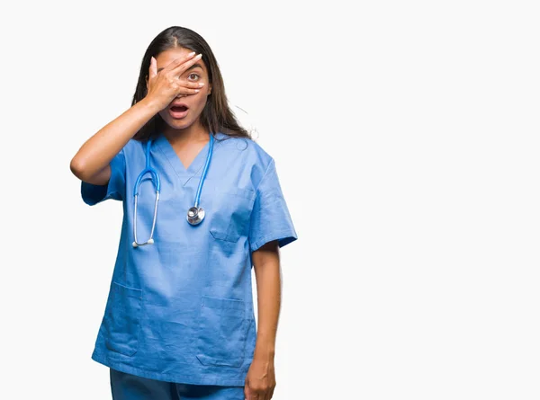 Giovane Medico Chirurgo Arabo Donna Sfondo Isolato Sbirciando Shock Che — Foto Stock