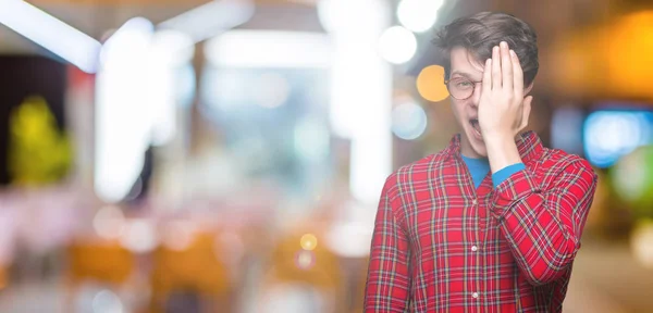 Joven Hombre Guapo Con Gafas Sobre Fondo Aislado Que Cubre — Foto de Stock