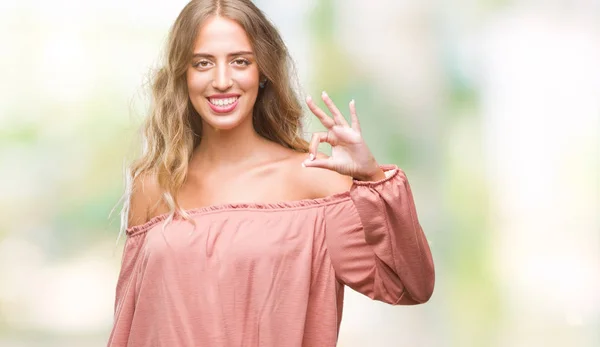 Gülümseyen Izole Arka Plan Üzerinde Güzel Sarışın Genç Kadın Parmaklar — Stok fotoğraf