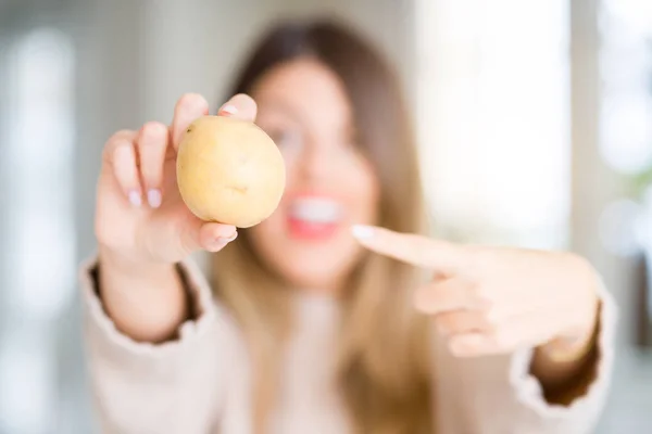 Молода Красива Жінка Тримає Свіжу Картоплю Вдома Дуже Щаслива Вказуючи — стокове фото