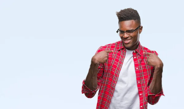 Молодий Афроамериканець Людиною Над Ізольованих Фон Дивлячись Впевнені Посмішкою Обличчі — стокове фото
