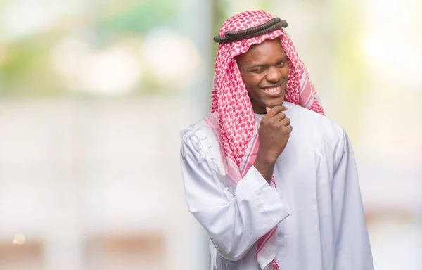 아프리카 젊은이 미소와 카메라에 자신감 전통적인 서구인을 긍정적인 — 스톡 사진