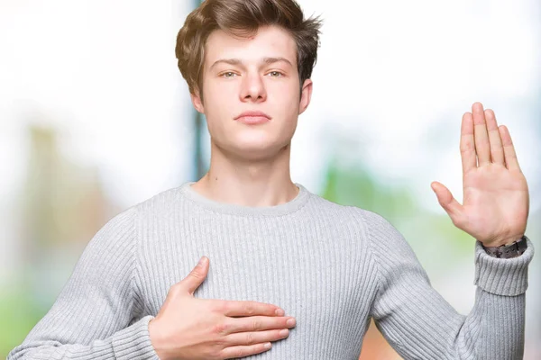 Jovem Homem Bonito Vestindo Camisola Inverno Sobre Fundo Isolado Jurando — Fotografia de Stock