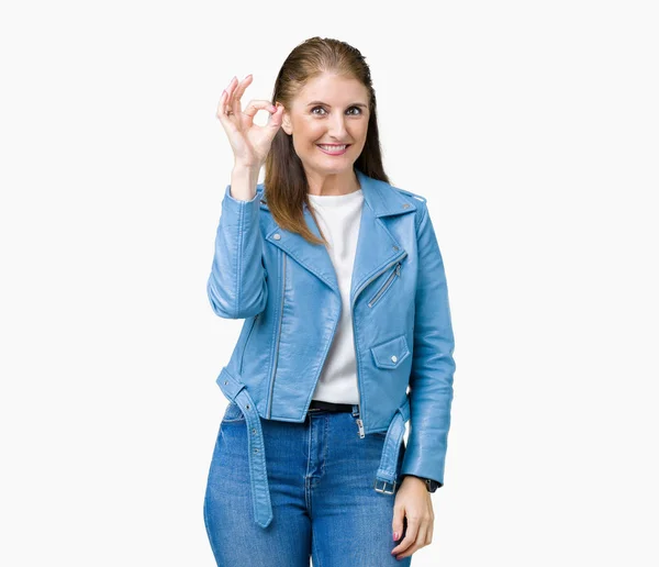 美丽的中年成熟的女人穿着时尚皮夹克在孤立的背景微笑积极做确定的迹象与手和手指 成功的表达 — 图库照片