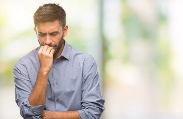 Dorosły Hiszpanin Mężczyzna Białym Tle Patrząc Zestresowany Zdenerwowany Rąk Ustach — Zdjęcie stockowe