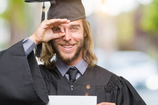 Jovem Bonito Graduado Homem Com Longo Cabelo Segurando Papel Branco — Fotografia de Stock