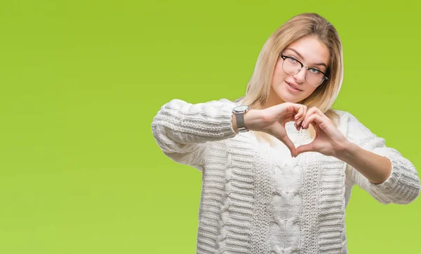 年轻的白种女人戴着眼镜在孤独的背景微笑的爱显示心脏符号和形状与手 浪漫概念 — 图库照片