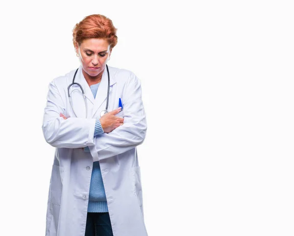 高级白种人医生妇女穿着医疗制服在孤立的背景怀疑和紧张 不赞成表达面对交叉的武器 消极的人 — 图库照片