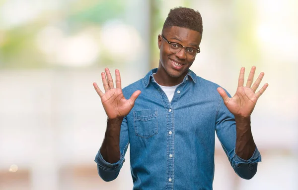 Unga Afroamerikanska Mannen Över Isolerade Bakgrund Visar Och Pekar Uppåt — Stockfoto