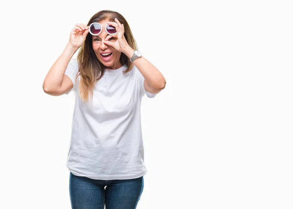 Medelåldern Spansktalande Kvinna Bär Mode Solglasögon Över Isolerade Bakgrund Gör — Stockfoto