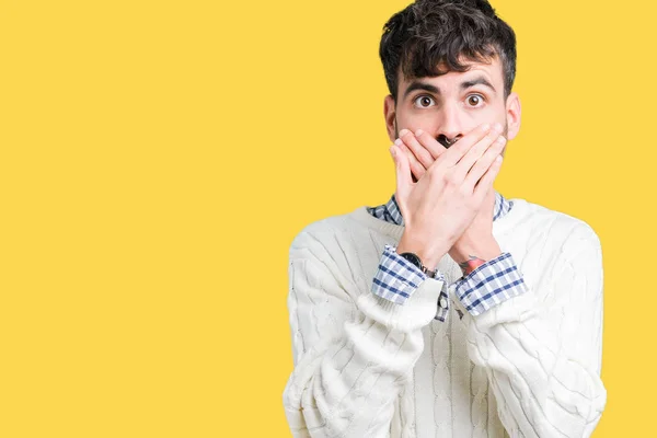 Jovem Homem Bonito Vestindo Camisola Inverno Sobre Fundo Isolado Chocado — Fotografia de Stock