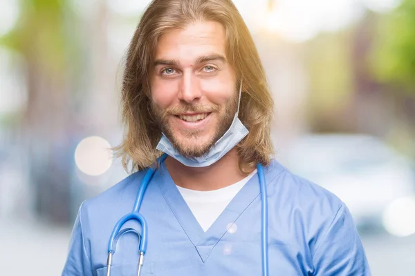 Νεαρός Γιατρός Όμορφος Άντρας Μακριά Μαλλιά Απομονωμένες Φόντο Χαμογελώντας Και — Φωτογραφία Αρχείου
