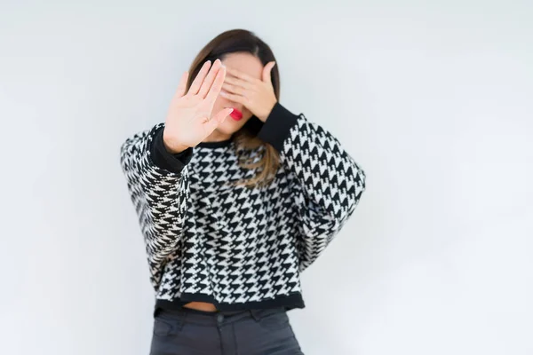 年轻女子穿着休闲毛衣在孤立的背景覆盖眼睛用手和做停止手势与悲伤和恐惧的表情 尴尬和消极的概念 — 图库照片