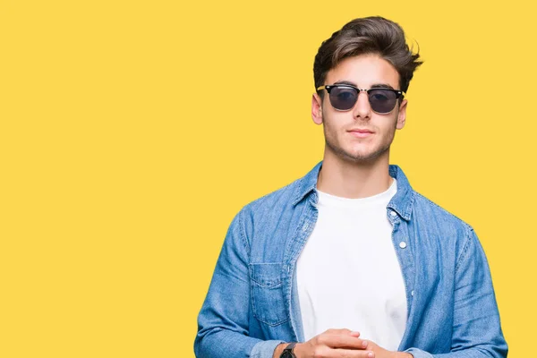 Der Junge Gutaussehende Mann Trägt Sonnenbrille Über Den Abgetrennten Hintergrundhänden — Stockfoto