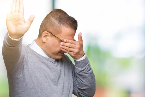 Arabischer Mann Mittleren Alters Mit Brille Vor Isoliertem Hintergrund Der — Stockfoto