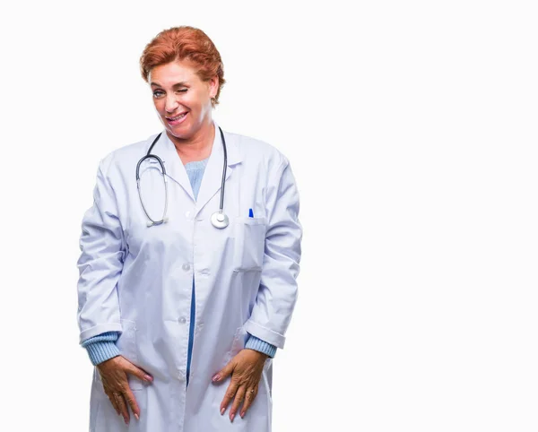 Senior Mujer Médica Caucásica Con Uniforme Médico Sobre Fondo Aislado — Foto de Stock