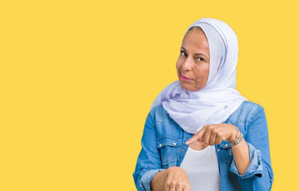 Middelbare Leeftijd Oost Arabische Vrouw Arabische Hijab Dragen Geïsoleerd Achtergrond — Stockfoto