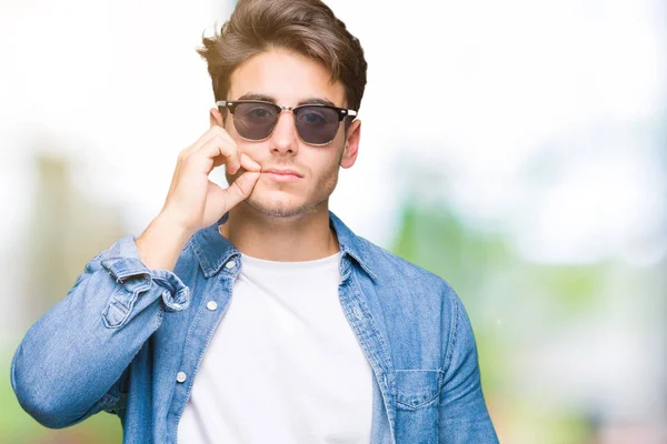 Jonge Knappe Man Dragen Van Een Zonnebril Geïsoleerd Achtergrond Mond — Stockfoto