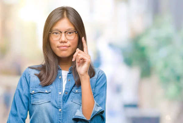 Jovem Mulher Asiática Vestindo Óculos Sobre Fundo Isolado Com Mão — Fotografia de Stock