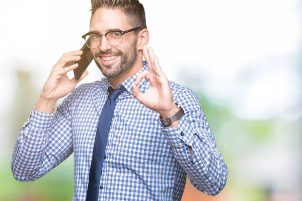 Jonge Zakenman Praten Aan Telefoon Geïsoleerde Achtergrond Doen Teken Met — Stockfoto